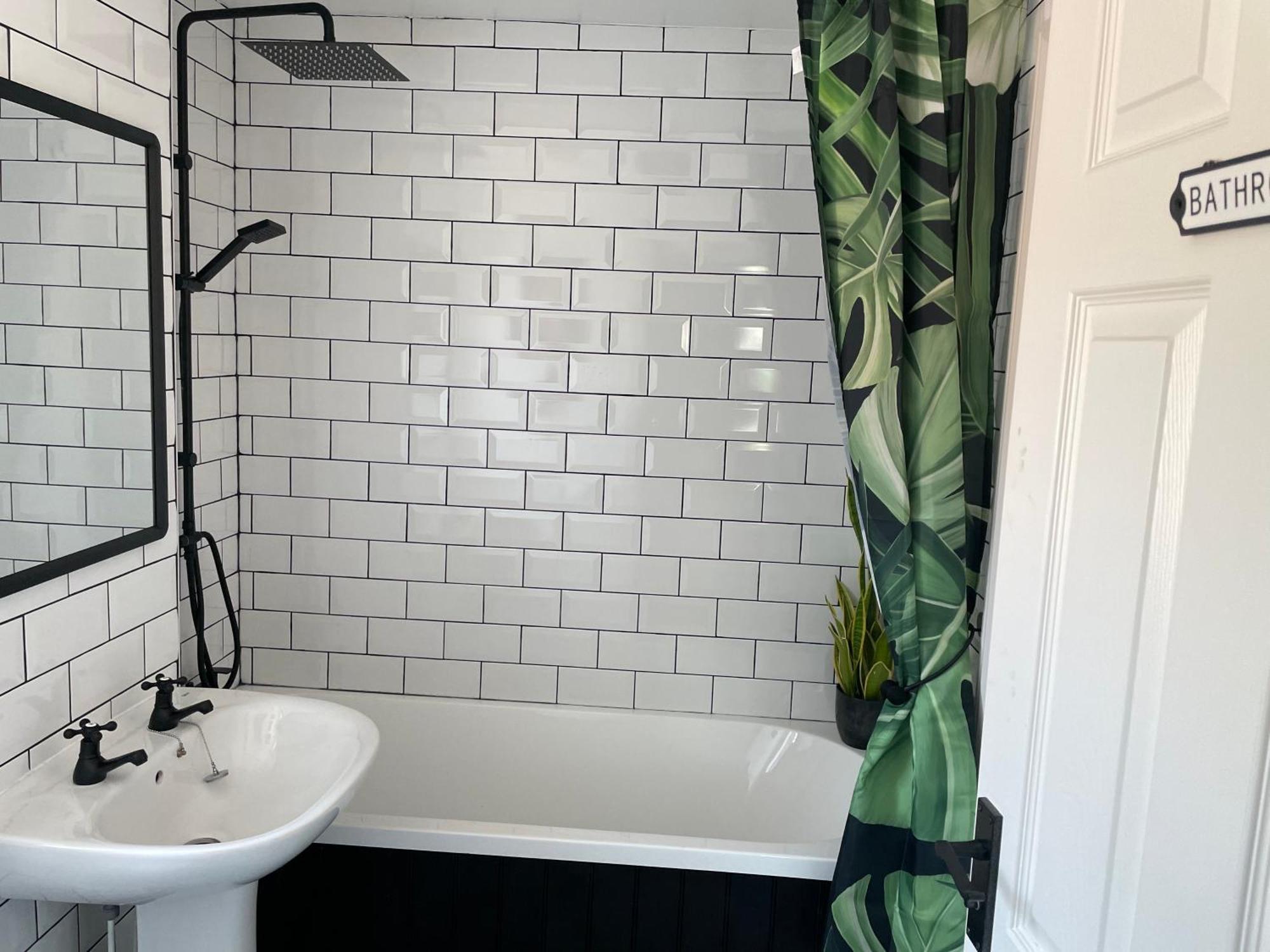 Cosy Home From Home With Private Bathroom - Free Parking Кардифф Экстерьер фото